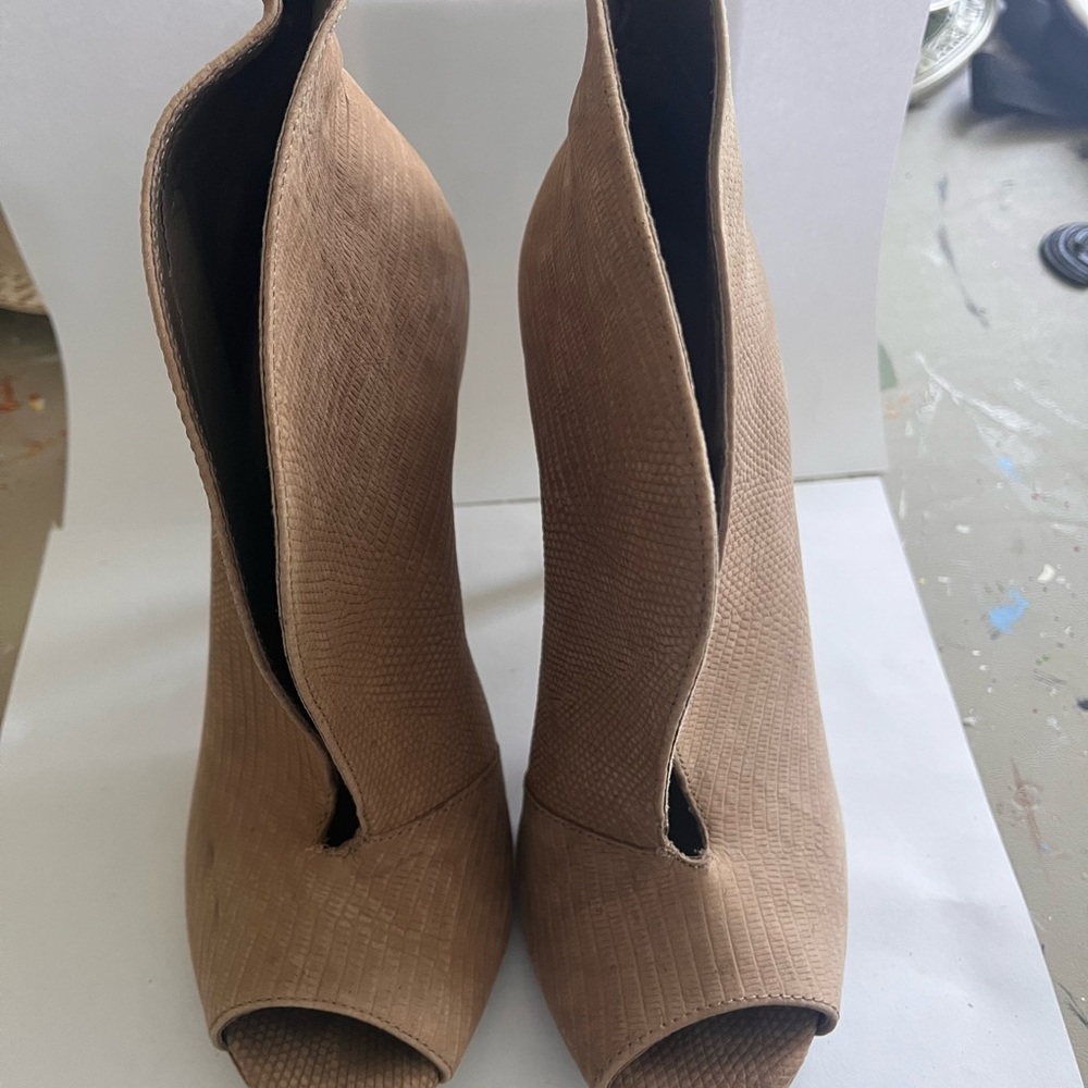 Steve Madden Taupe Textured Peep-Toe V-Cut Heeled Booties